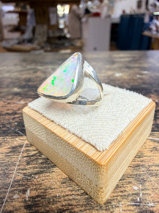 Bague semi ouverte sertis d'une Opale triangulaire