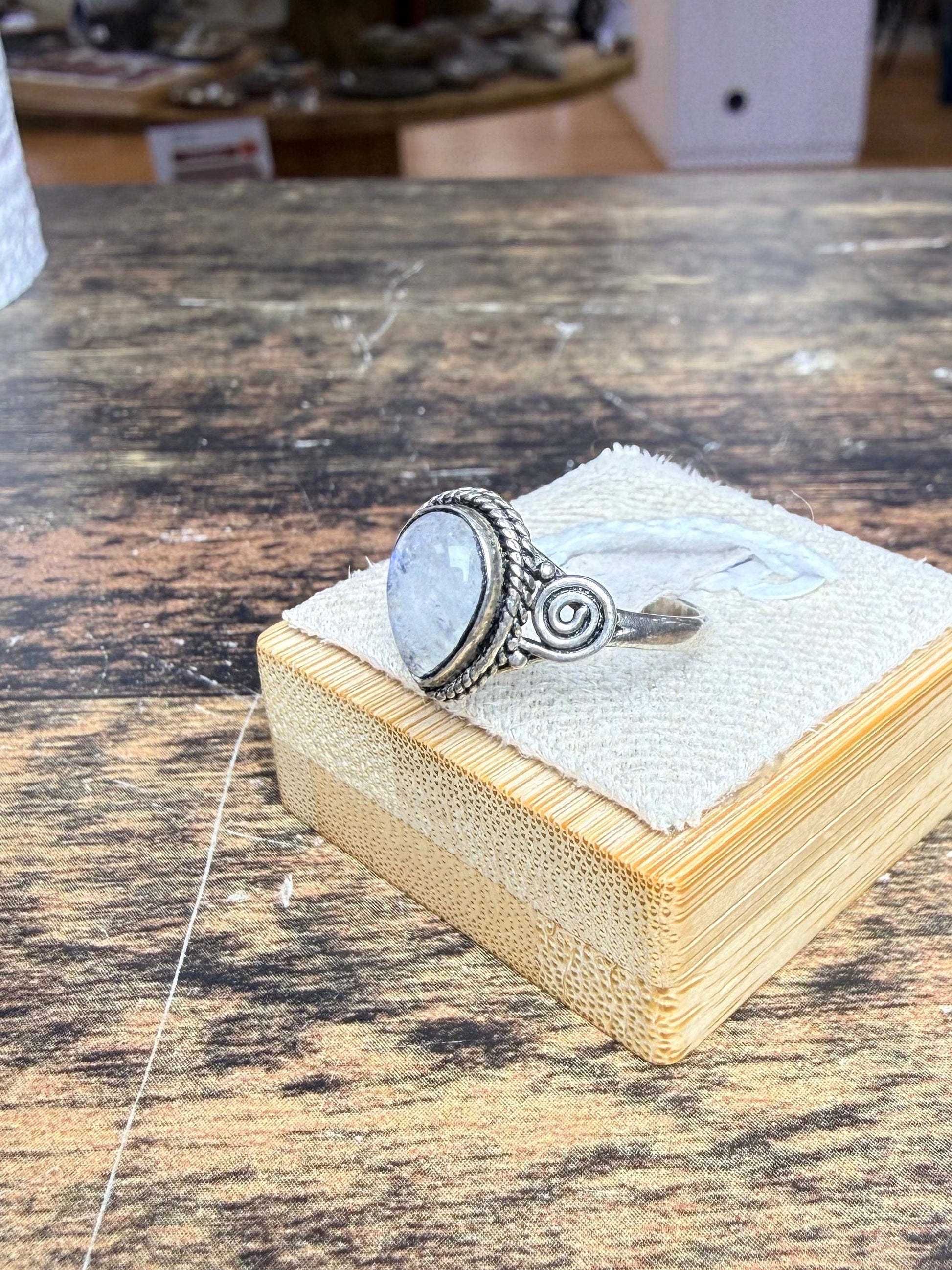 Bague Labradorite en forme de poire et design spiral