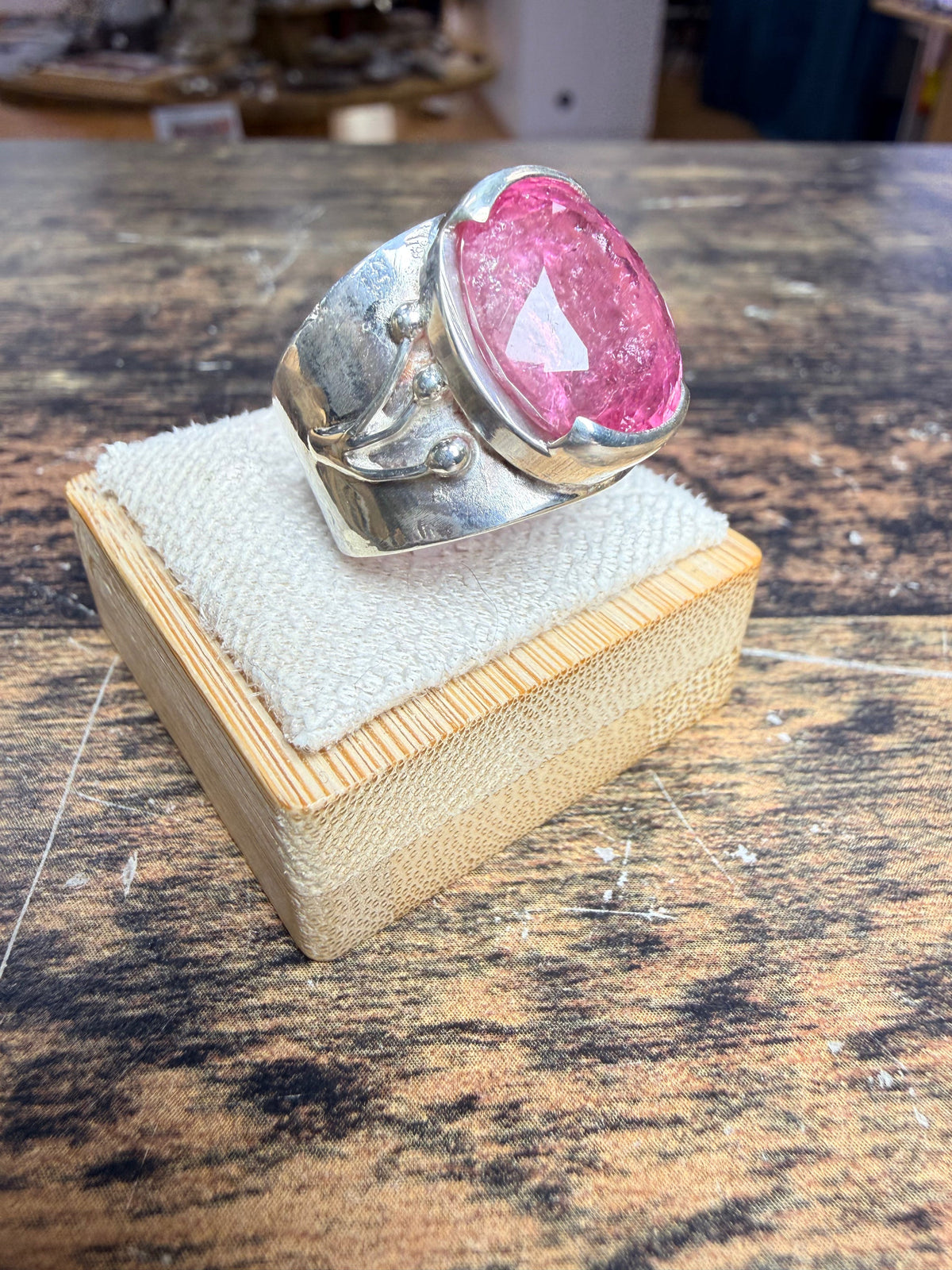 Chevalière tourmaline rose sertis semi clos