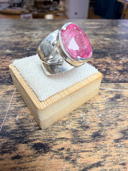 Chevalière tourmaline rose sertis semi clos