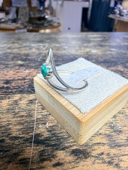 Bague forme couronne avec une émeraude