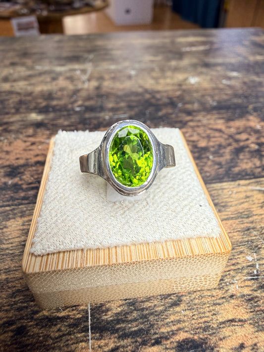 Bague Péridot ovale et luxueuse