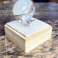 Grande bague Pierre de Lune blanche cabochon vue alternative