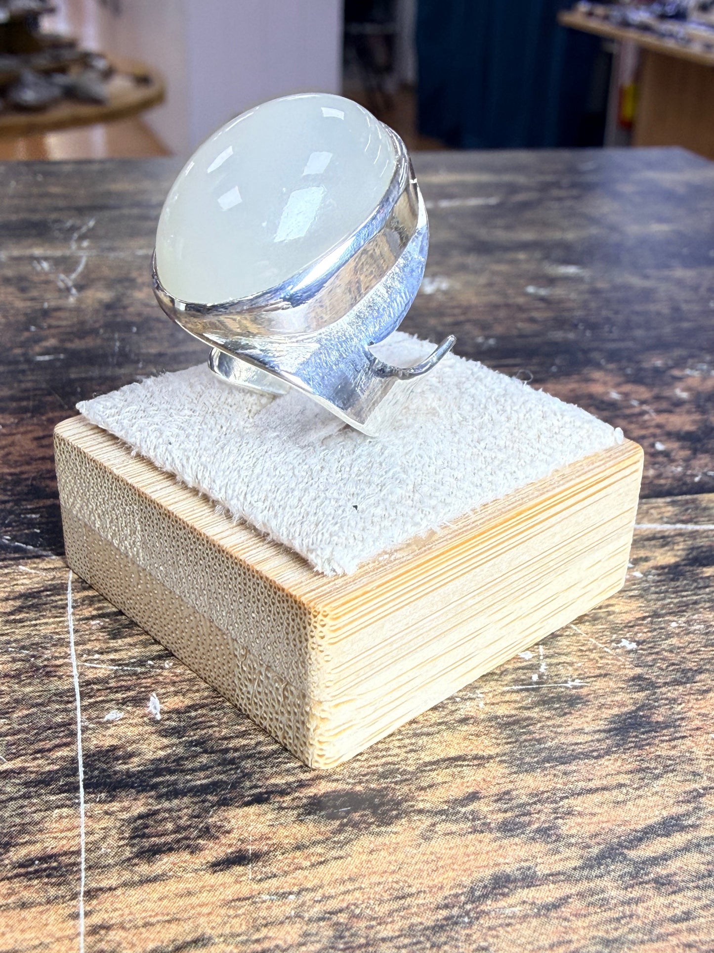 Grande bague pierre de Lune blanche en cabochon