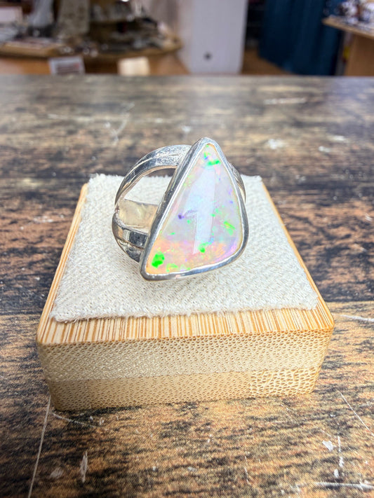 Bague semi ouverte sertis d'une Opale triangulaire