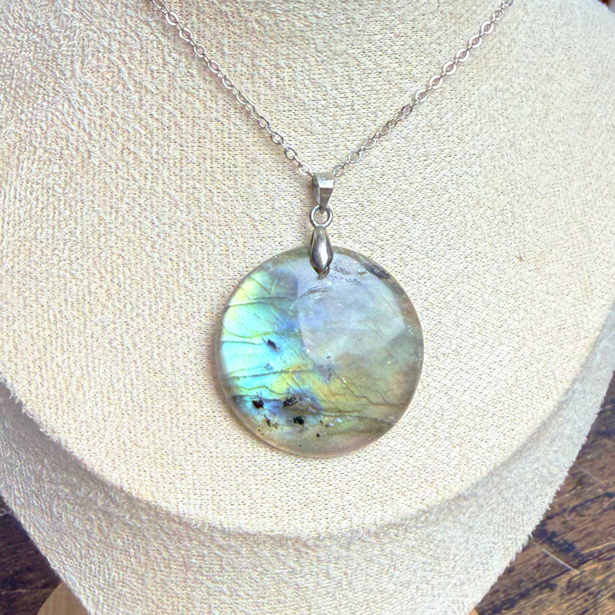 Pendentif en Labradorite Naturelle – Forme Ronde – provenance Madagascar