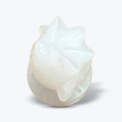 Figurine Pokémon sur Socle Rond en Quartz Laiteux Naturel – Poli, Visage Gravé - Pièce unique | 44gr - 3,5x4cm