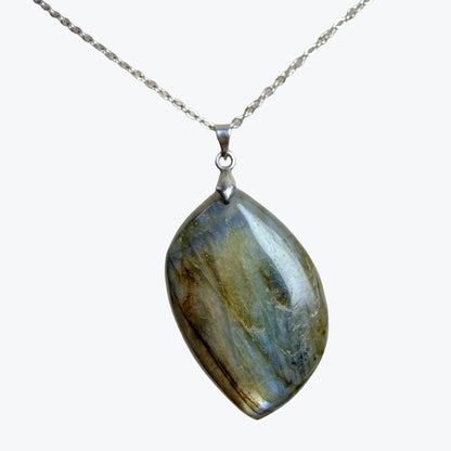 Pendentif en Labradorite Naturelle – Forme Libre – environ 4 x 2 cm – environ 10 g
