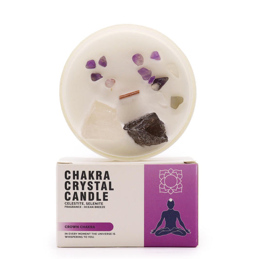 Bougie chakra couronne blanche ornée de pierres naturelles posée sur sa boîte violette