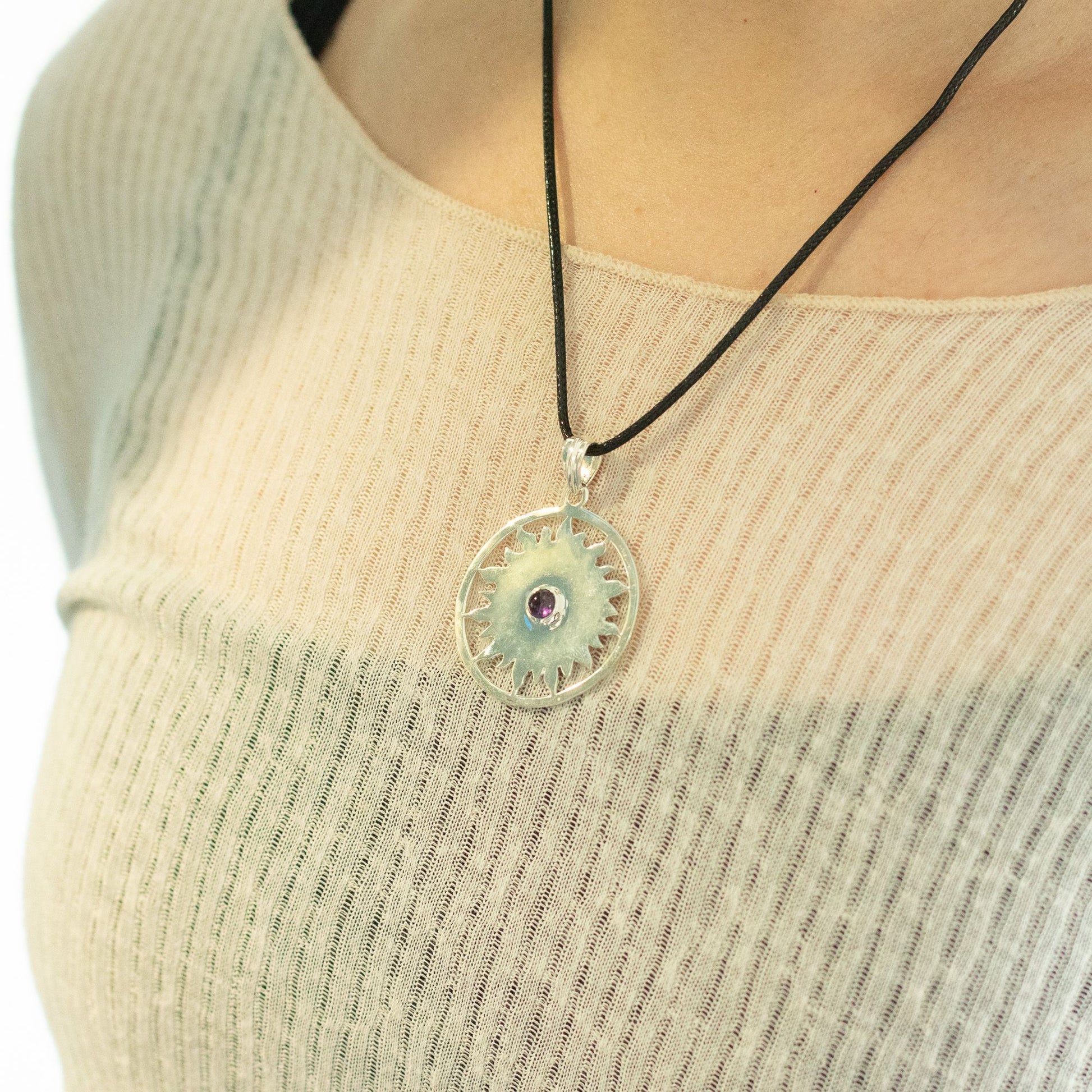 Pendentif Soleil Sacré - Argenté & Pierre Violette