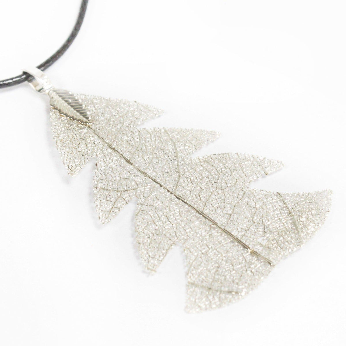 Pendentif feuille naturelle argentée en forme de sapin sur cordon noir