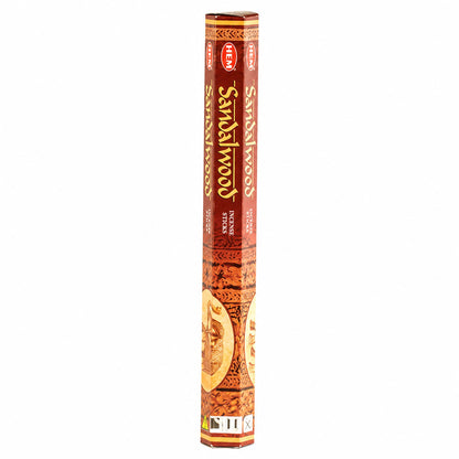 Étui hexagonal d'encens HEM Sandalwood aux motifs bruns et dorés sur fond blanc