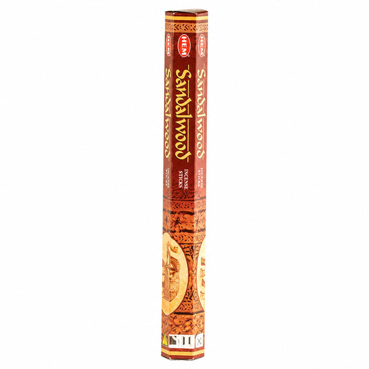 Étui hexagonal d'encens HEM Sandalwood aux motifs bruns et dorés sur fond blanc