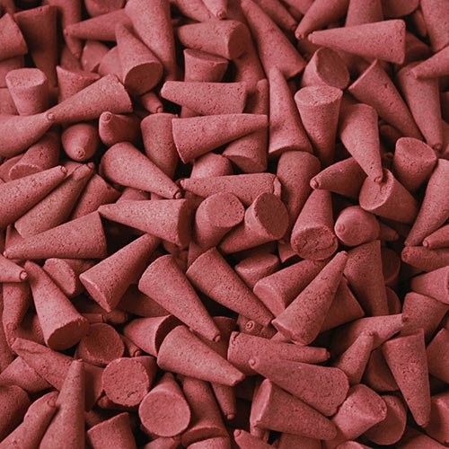Amas de cônes d'encens roses au parfum Rose de Minuit vus de près