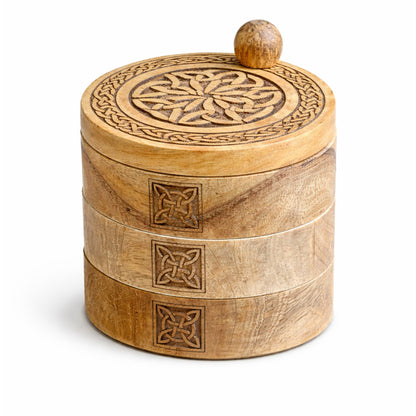 Boîte cylindrique en bois sculpté de nœuds celtiques à trois étages et couvercle