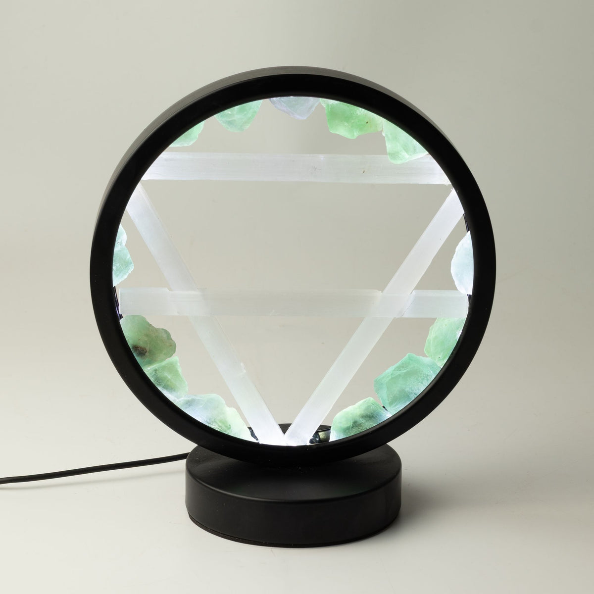 Lampe halo ronde noire avec pierres vertes brutes et baguettes de sélénite en triangle