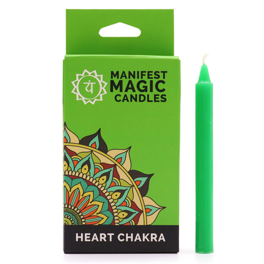 Boîte verte de bougies du chakra du cœur à côté d'une fine bougie verte