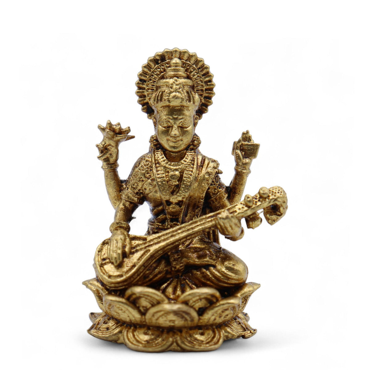 Statuette miniature dorée de Saraswati en laiton jouant de la veena sur un lotus
