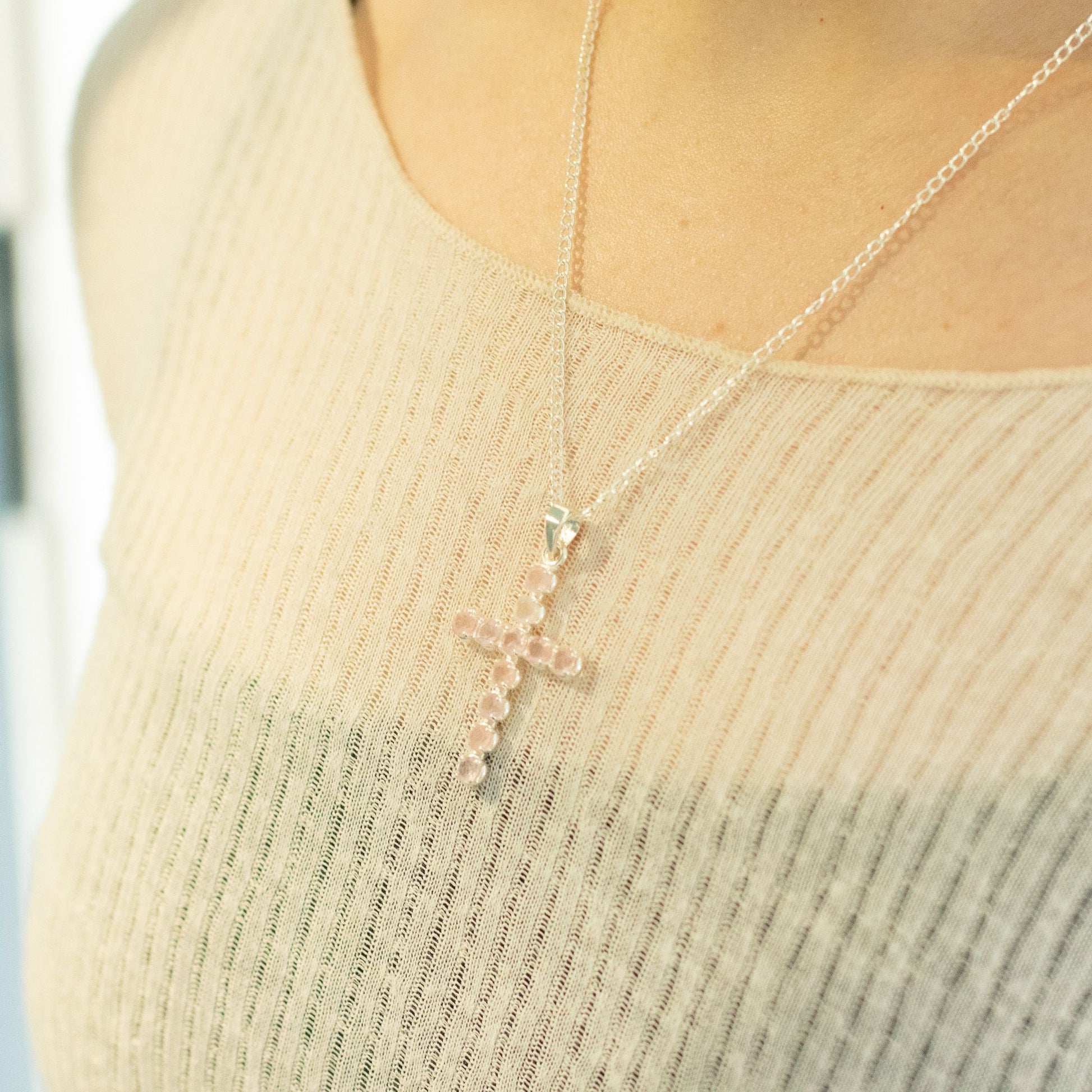 Pendentif Croix Argentée - Pierres Roses