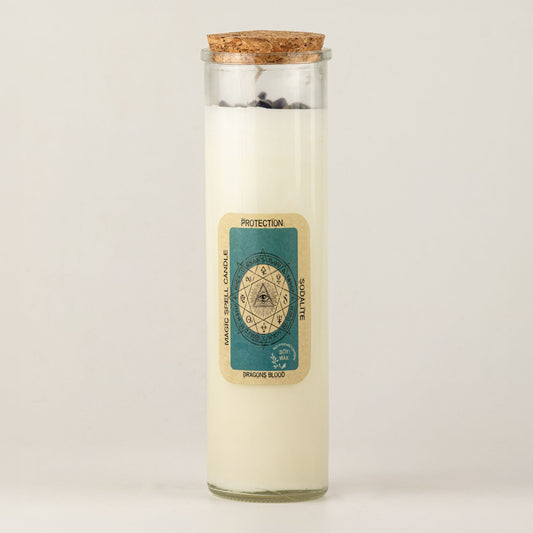 Bougie blanche en pot de verre avec bouchon liège, éclats de sodalite et étiquette Protection