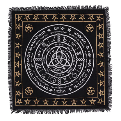 Tapis d'autel noir à franges avec triquetra, zodiaque, sabbats et pentagrammes dorés