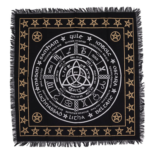 Tapis d'autel noir à franges avec triquetra, zodiaque, sabbats et pentagrammes dorés
