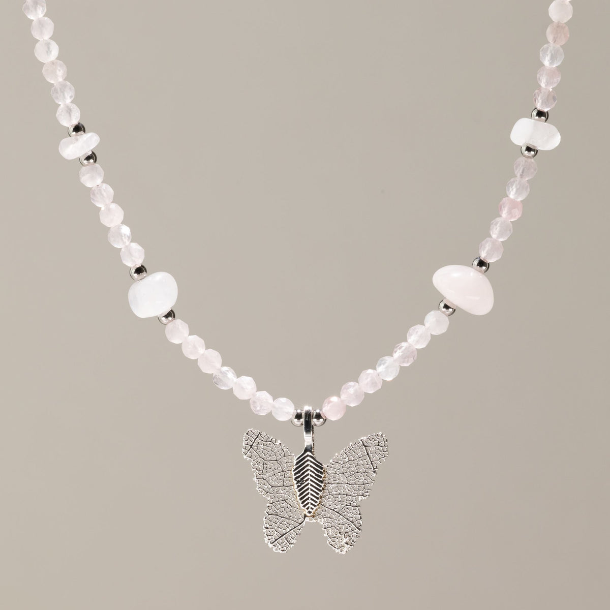 Collier de perles de quartz rose facettées avec pendentif papillon argenté en vraie feuille