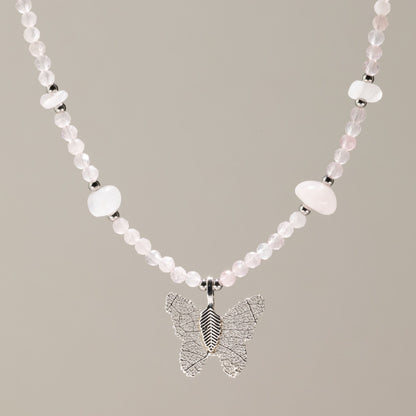 Collier de perles de quartz rose facettées avec pendentif papillon argenté en vraie feuille