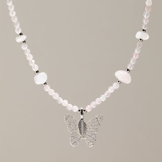Collier de perles de quartz rose facettées avec pendentif papillon argenté en vraie feuille