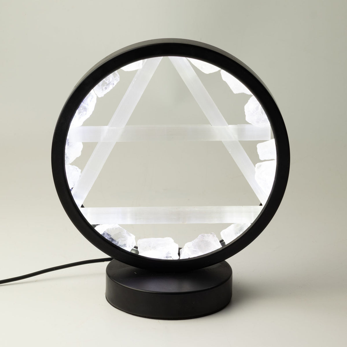 Lampe halo ronde noire avec cristal de roche brut et symbole de l'Air en sélénite