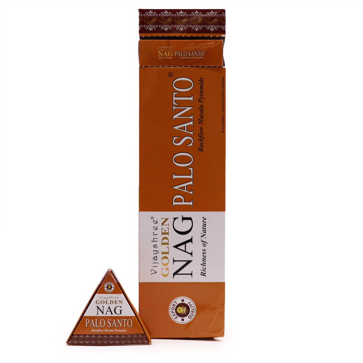 Boîte pyramidale d'encens Golden Nag Palo Santo devant son présentoir en carton orange