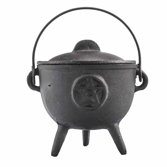 Chaudron en fonte noire à trois pieds avec couvercle, anse et pentacle en relief