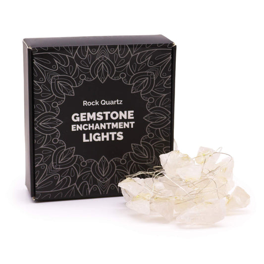 Guirlande lumineuse à pierres de cristal de roche brut devant sa boîte noire