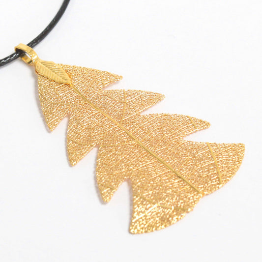 Pendentif en feuille naturelle dorée en forme de sapin sur cordon noir