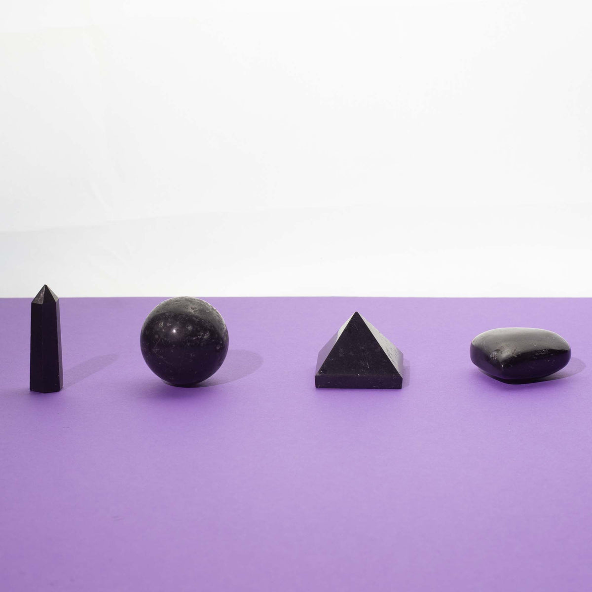 Set de 4 formes en Tourmaline noire - cœur, sphère, obélisque, pyramide
