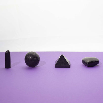 Set de 4 formes en Tourmaline noire - cœur, sphère, obélisque, pyramide