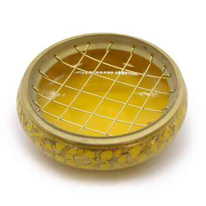 Brûleur à charbon en laiton émaillé jaune avec grille et motifs gravés