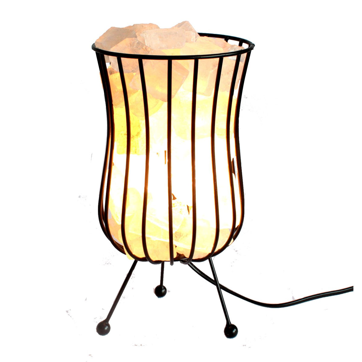 Lampe panier en métal noir remplie de morceaux de sel d'Himalaya allumés