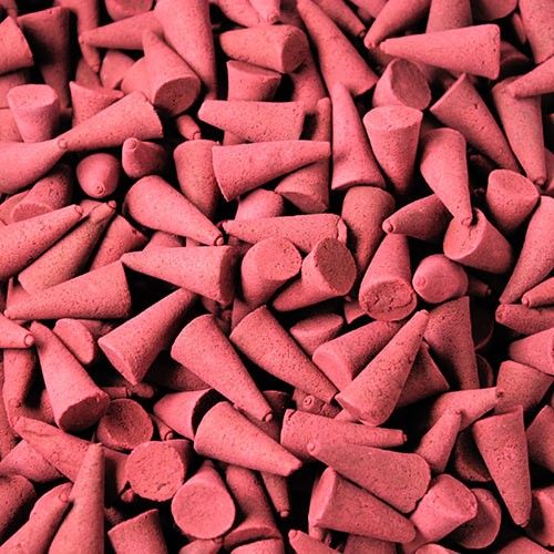 Amas de cônes d'encens rouges parfum pomme cannelle vus de dessus