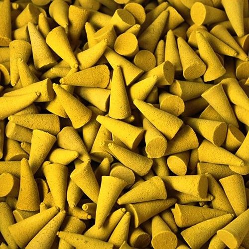 Amas de cônes d'encens jaunes à la citronnelle vus de près