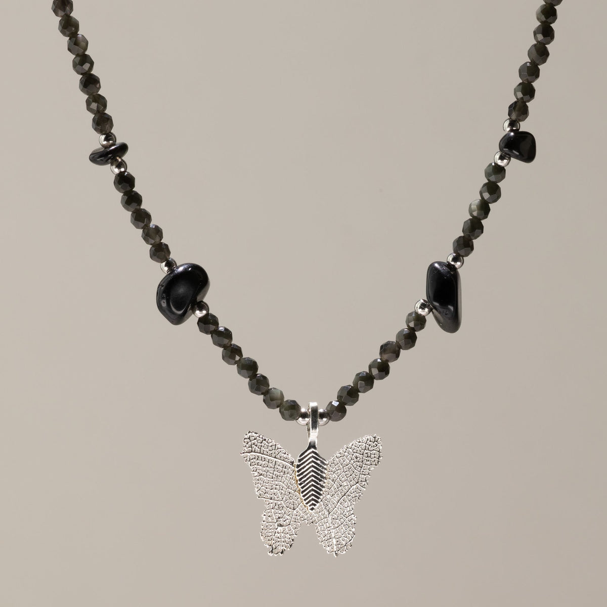 Collier de perles d'obsidienne noire facettées avec pendentif papillon en feuille argentée