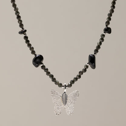 Collier de perles d'obsidienne noire facettées avec pendentif papillon en feuille argentée