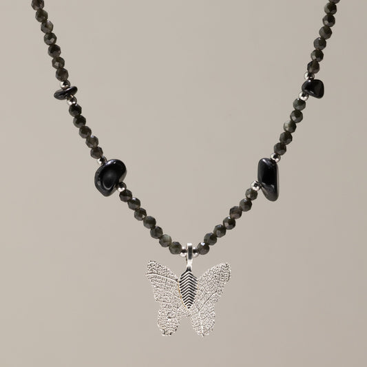 Collier de perles d'obsidienne noire facettées avec pendentif papillon en feuille argentée