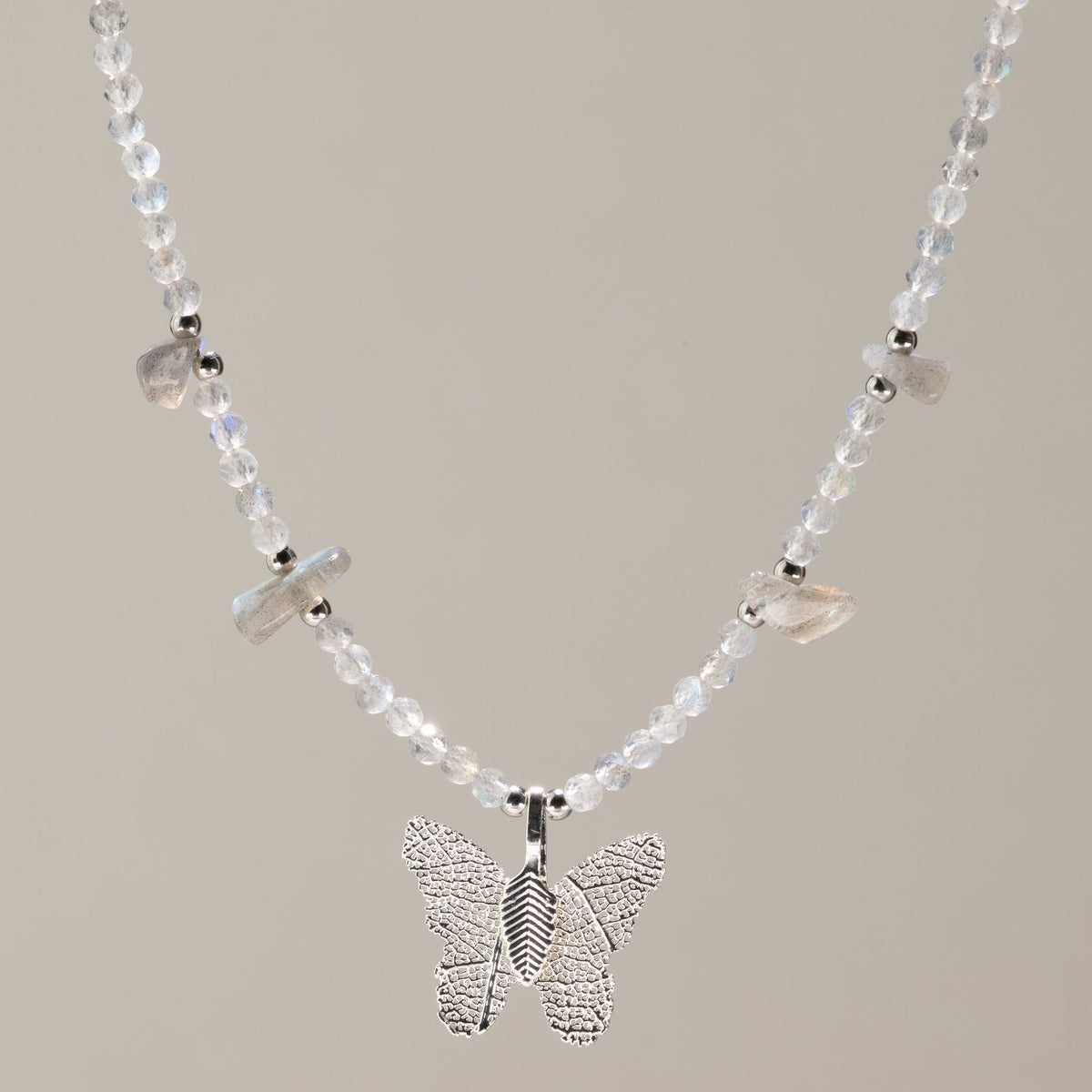 Collier de perles de labradorite facettées avec pendentif papillon argenté en feuille
