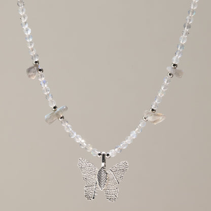 Collier de perles de labradorite facettées avec pendentif papillon argenté en feuille