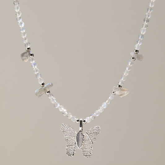 Collier de perles de labradorite facettées avec pendentif papillon argenté en feuille