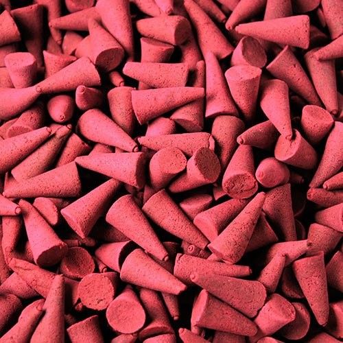 Amas de cônes d'encens rouges au Sang de Dragon vus de près