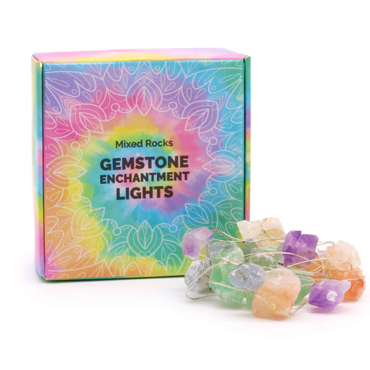 Guirlande lumineuse de pierres brutes multicolores enroulée devant sa boîte aux couleurs pastel