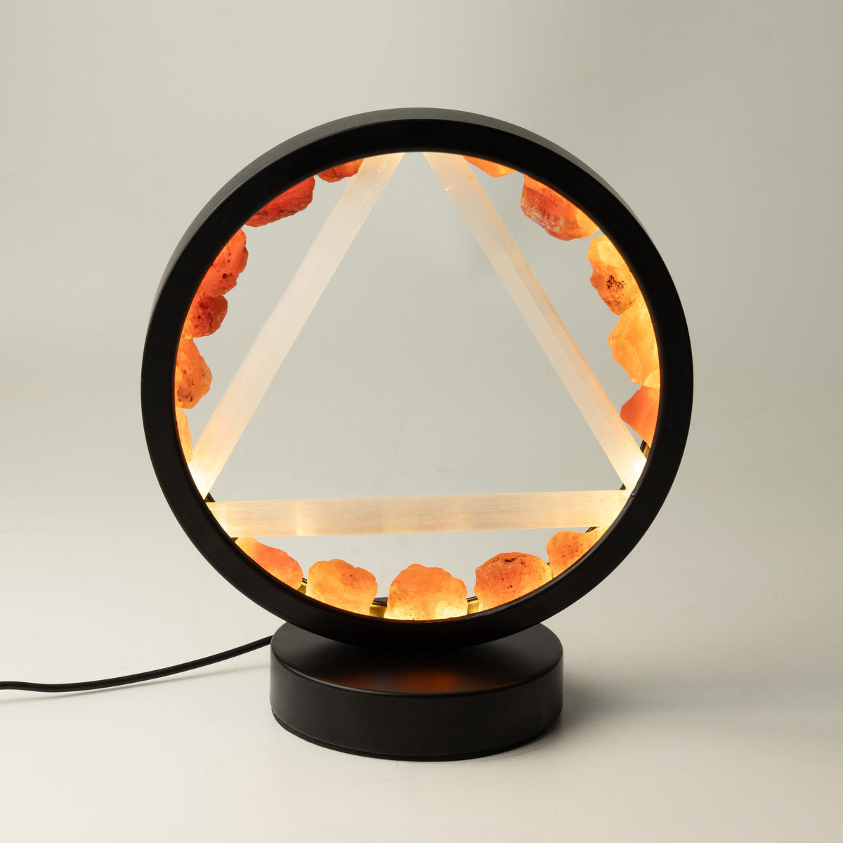 Lampe halo noire ornée de cornaline brute et triangle de sélénite allumé