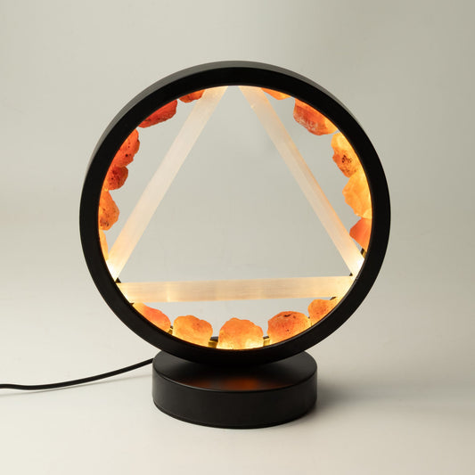 Lampe halo noire ornée de cornaline brute et triangle de sélénite allumé